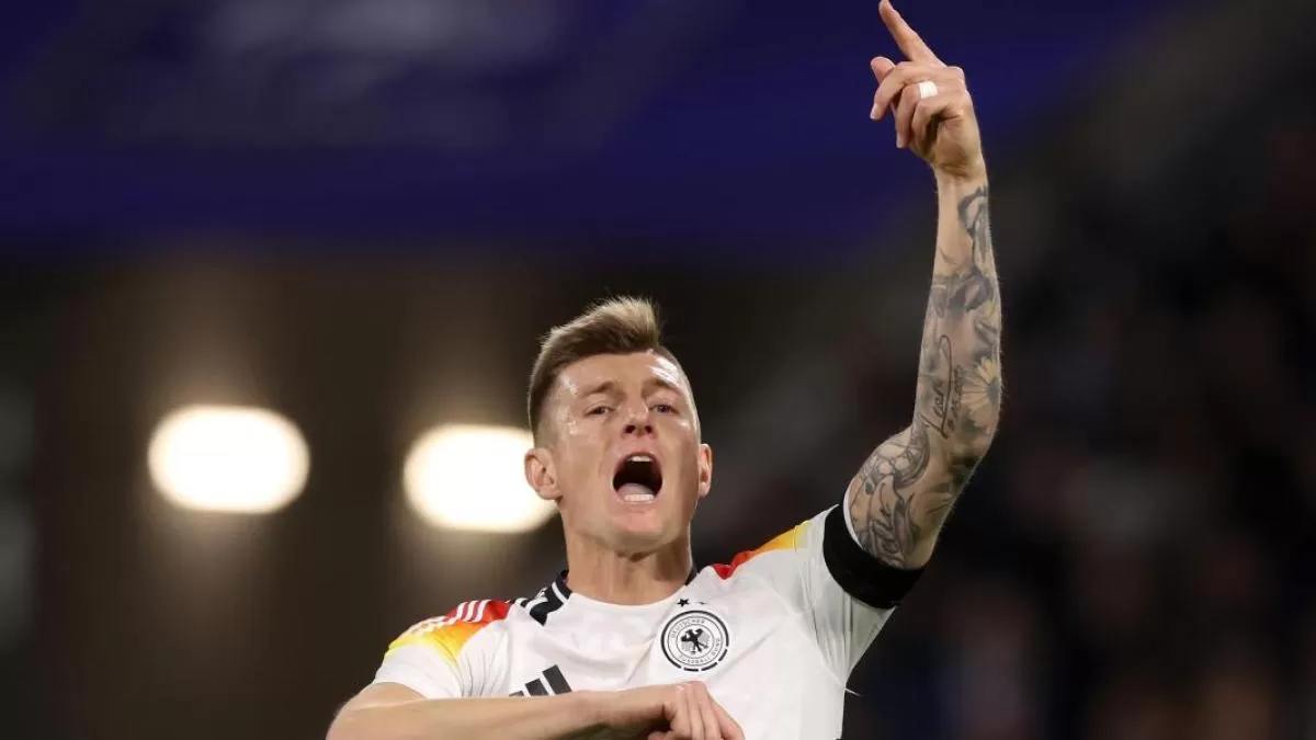 SALUT: Gestur gelandang Jerman Toni Kroos dalam international friendly match kontra Prancis di Groupama Stadium, Lyon, (24/3).  