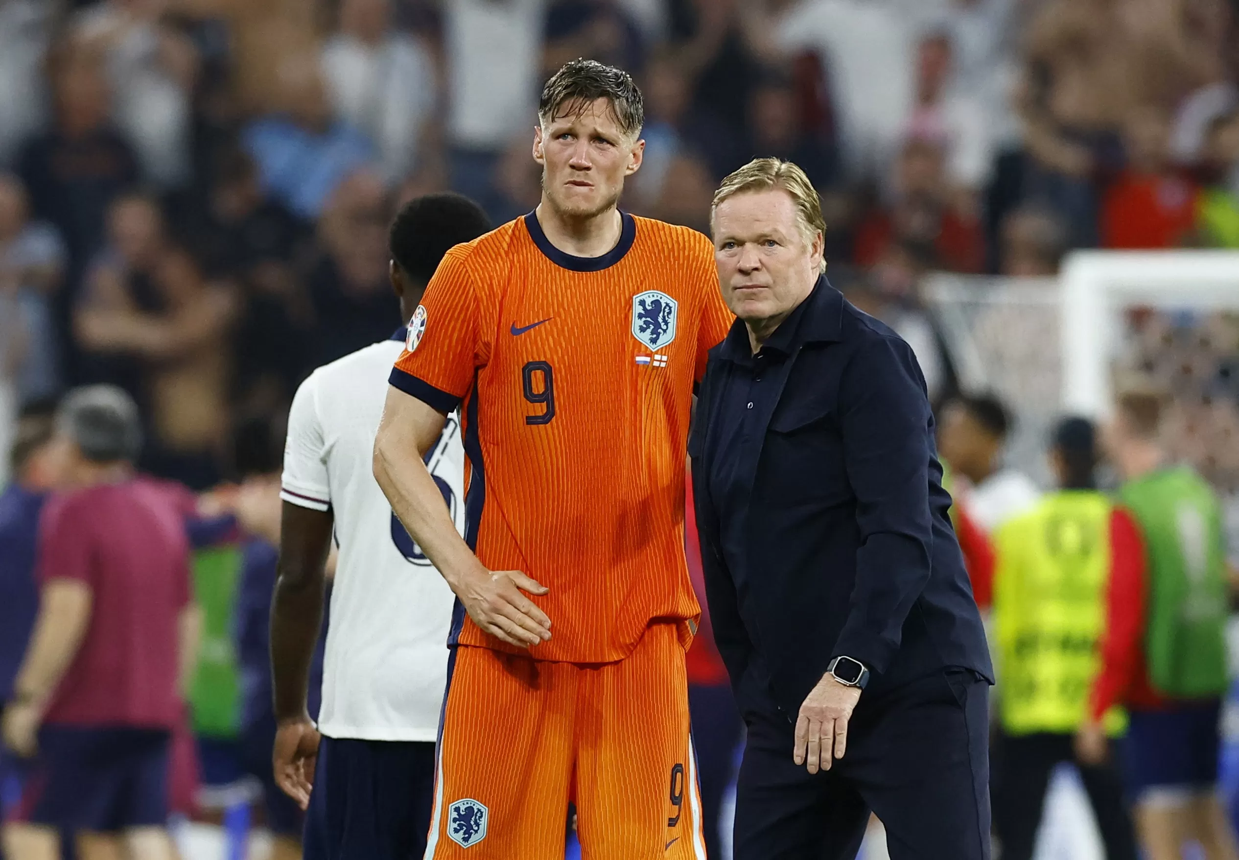 Ronald Koeman dan Wout Weghorst usai kalah dari Inggris.