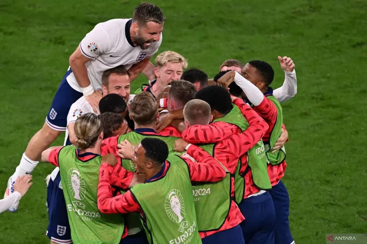 Para pemain Inggris merayakan gol yang dicetak Ollie Watkins pada pertandingan semifinal Piala Eropa 2024 melawan Belanda ti Stadion BvB, Dortmund, Rabu (10/7/2024). (ANTARA/AFP/KIRILL KUDRYAVTSEV) 