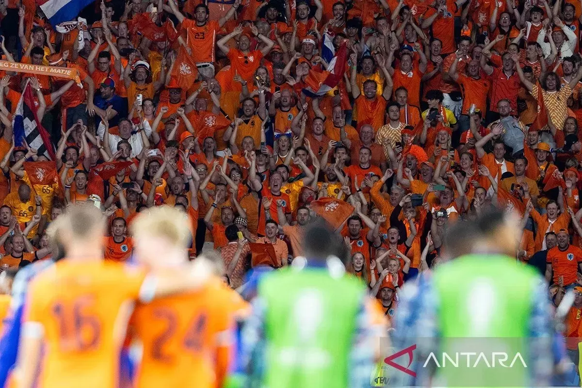 Pendukung Belanda merayakan kemenangan saat laga Belanda bertemu Tukiye di perempatfinal Piala Eropa 2024, Berlin Olympiastadion, Berlin, Jerman, Sabtu (6/7/2024). 