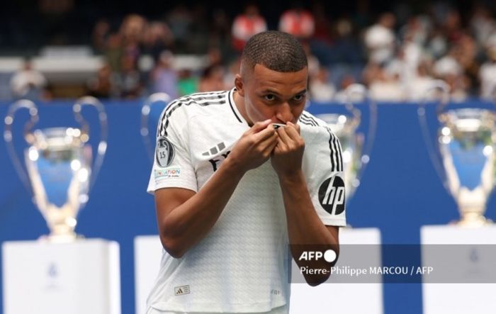 Kylian Mbappe resmi diperkenalkan sebagai pemain baru Real Madrid, Selasa (16/7/2024) waktu setempat di Santiago Bernabeu.