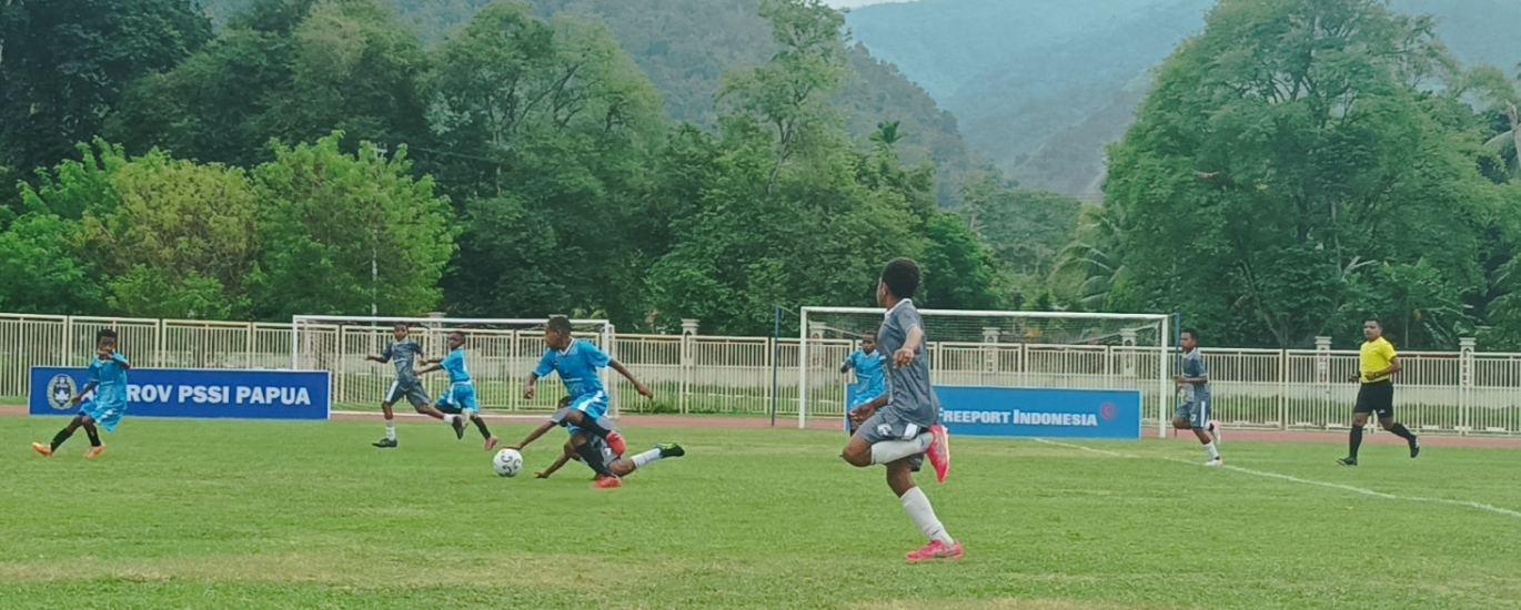 Sebanyak-10-tim-dari-sekolah-sepak-bola-di-Jayapura-Freeport-Grassroots-Tournament-Papua-2024