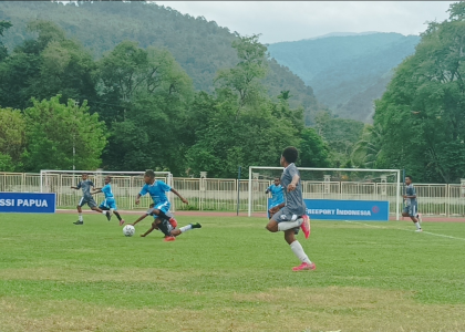 Sebanyak-10-tim-dari-sekolah-sepak-bola-di-Jayapura-Freeport-Grassroots-Tournament-Papua-2024